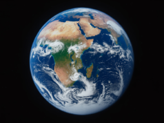 Carl Sagan passou anos a tentar convencer a NASA a obter uma imagem que muitos consideravam cientificamente sem sentido: a Terra, a mais de 6 mil milhões de quilómetros de distância, reduzida a um ponto azul pálido, menor que um pixel. A Voyager 1 finalmente capturou-o em 1990 – e aquela pequena partícula tornou-se uma das imagens mais assustadoras da história da humanidade.