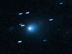 Em julho de 2025, o levantamento do céu ATLAS no Chile detectou um cometa obscuro atravessando o sistema solar a cerca de 210.000 quilômetros por hora – e os cálculos de órbita de acompanhamento mostraram rapidamente que ele não estava ligado ao Sol, mas veio do espaço interestelar.
