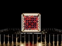 Pensamos no tunelamento quântico como uma curiosidade subatômica, mas em 1984 e 1985, físicos da UC Berkeley mostraram que um circuito elétrico supercondutor grande o suficiente para ser segurado na mão pode fazer um túnel de um estado para outro – uma descoberta que ganhou o Prêmio Nobel de Física de 2025.