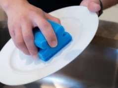 Sua esponja de cozinha libera microplásticos toda vez que você lava a louça