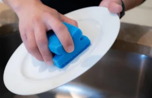 Sua esponja de cozinha libera microplásticos toda vez que você lava a louça