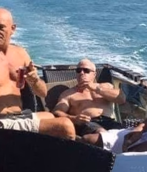 109219847-15940649-Paul_Parker_in_sunglasses_with_Pieter_Hoovers_Dutch_news_outlets-a-2_178280152892.avif