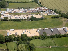 Os viajantes ‘conectam seu acampamento ilegal à rede elétrica’ e à rede de água na vila de Home Counties antes que os proprietários sofram um grande corte de energia