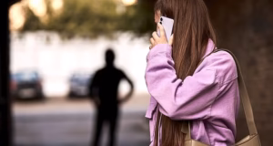 Milhões de alertas telefônicos estão programados para disparar ao mesmo tempo este mês – à medida que novos avisos são emitidos, isso pode ser perigoso para mulheres vulneráveis