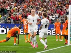 O pai de Erling Haaland começa a chorar nas arquibancadas enquanto vê seu filho levar a Noruega às oitavas de final da Copa do Mundo