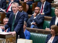 Quentin Letts: Esse abraço durou quase tanto quanto o que ele recebeu de Lady Stormer na semana passada