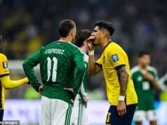 A estrela do Arsenal se tornou o segundo jogador a ser expulso na Copa do Mundo por cobrir o rosto – já que o Equador foi eliminado pelo México nas oitavas de final