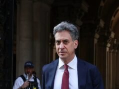 Andy Burnham ‘deve escolher’ entre David e Ed Miliband para o cargo principal do Gabinete enquanto o psicodrama fraterno retorna