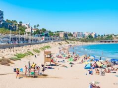 Um homem morreu após ser atropelado por um caminhão de limpeza enquanto dormia em uma praia espanhola