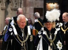 O rei e a rainha usaram túnicas tradicionais de veludo e chapéus de plumas brancas ao se juntarem aos príncipes William e Eduardo para o serviço religioso da Ordem do Cardo em Edimburgo.