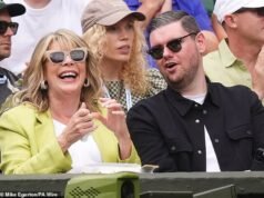 Ruth Langsford lidera as celebridades em Wimbledon quando ela chega com o filho do ex Eamon Holmes, Niall, depois de ficar do lado de sua madrasta na batalha pelo divórcio do casal