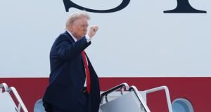Os aplausos de duas palavras de Trump após exame minucioso de seus bilhões em negociações de ações no momento certo
