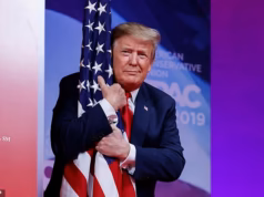 Eleitores indecisos dizem que Trump os faz sentir menos patrióticos enquanto planeja limpar o discurso de 4 de julho