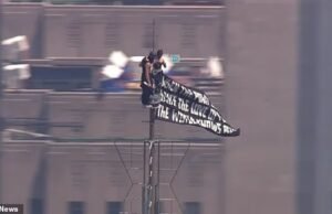 Cenas selvagens da dupla mascarada levando o Empire State Building ao topo e hasteando bandeiras de amor e paz