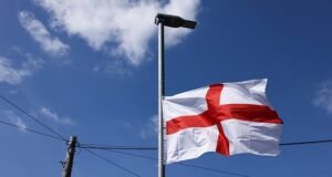 Conselho promete remover bandeiras da Inglaterra dos postes de luz durante a Copa do Mundo, já que o líder Lib Dem as chama de ‘inapropriadas’