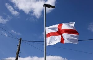 Conselho promete remover bandeiras da Inglaterra dos postes de luz durante a Copa do Mundo, já que o líder Lib Dem as chama de ‘inapropriadas’