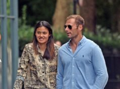 Emma Radukanu saiu de muletas após se retirar de Wimbledon, pois é apoiada pelo novo namorado John Friend