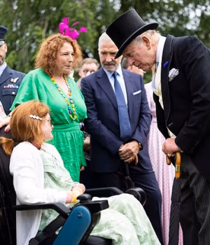 109727551-15945747-The_King_meets_Graeme_Souness_Isla_Grist_and_her_mum_Rachael_at_-a-21_17829304784.avif