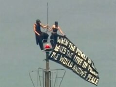Os aventureiros que escalaram o Empire State Building enfrentaram múltiplas acusações por hastearem faixas de protesto e propostas altíssimas a 1.454 pés.
