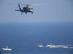 Busca frenética por aviador dos EUA enquanto helicóptero da Marinha cai no Mar da Arábia