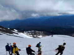 Alpinista sobrevive milagrosamente a queda de 1.500 pés de montanha na Califórnia