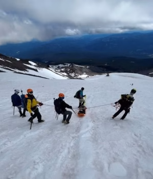 109738257-15945075-US_Forest_Service_climbing_rangers_rushed_to_Mount_Shasta_on_Sun-a-93_17829638408.avif