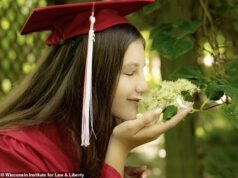 Uma escola secundária de Wisconsin ameaçou abrir um processo contra um aluno que os impediu de usar as escrituras durante a formatura