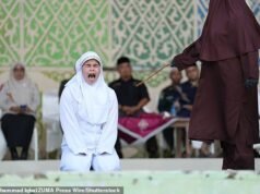 Morre a primeira mulher a ser açoitada sob a lei sharia na província da Indonésia por ‘pornografia ao vivo com um homem nas redes sociais’