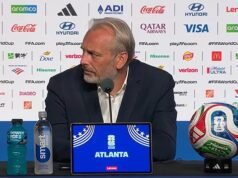 Momento notável O técnico da RD Congo ficou chocado quando o assessor de imprensa anunciou a morte de seu pai em uma entrevista coletiva após a derrota da Inglaterra