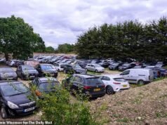 Os moradores ficam furiosos quando os vaqueiros do estacionamento cavam um campo para estacionar e passear ilegalmente no Aeroporto de Stansted – e as autoridades parecem impotentes para detê-los.