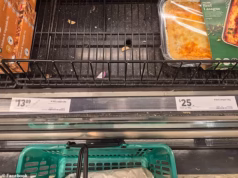 Os compradores ligam para a Woolworths para revelar como os preços mais que dobraram da noite para o dia, depois que o supermercado omitiu por engano a etiqueta de preço antiga
