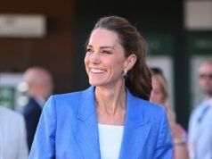 Kate reina em azul royal! A Princesa de Gales surpreendeu com um elegante terno Gabriela Hearst e brincos de pedras preciosas de £ 160 enquanto usava o cabelo em um penteado chique para Wimbledon.