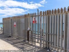 Os franceses voltam à guerra nas praias britânicas: empresa estrangeira fecha portões e instala novas eclusas depois que moradores de Sussex entram na areia pela primeira vez em 18 anos