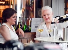 Vinho branco ao sol: Nicola Sturgeon deixa seus problemas de lado e bebe uma bebida com um amigo advogado de direitos humanos depois de fugir da Escócia para Londres, quando ela é fotografada pela primeira vez desde que seu ex-marido foi preso por desviar £ 500.000 SNP