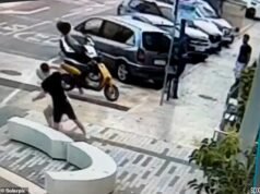 Momento horrível Turista britânico, 67 anos, espancado até ficar inconsciente e depois chutado na cabeça por um assaltante que roubou sua carteira em Benidorm: Polícia prende irmãos romenos