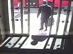 Momento em que o ex-guarda de segurança do G4S usa uniforme antigo para enganar funcionários do banco e fazê-los entregar £ 117.000 antes de fugir para Gana