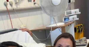 A esposa de Frankie Dettori, Catherine, correu para sua cama de hospital enquanto ele divulgava um comunicado sobre o acidente de carro que o fez capotar.