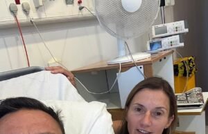 A esposa de Frankie Dettori, Catherine, correu para sua cama de hospital enquanto ele divulgava um comunicado sobre o acidente de carro que o fez capotar.
