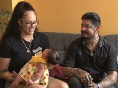 Mãe chocada dá à luz uma menina enorme que pesa mais de quatro quilos: ‘Até a testa dela era grossa’