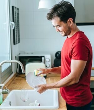109756685-15949007-Doing_the_dishes_can_cut_the_risk_of_dying_from_cancer-a-21_1783018006805.jpg