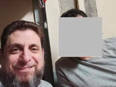 O desonrado estuprador de gangue da Playboy, Oren Alexander, posa para uma selfie atrás da prisão … apenas para os federais censurarem depois de pegar seu colega de cela com telefone proibido
