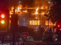 Dezenas de bombeiros estão combatendo um grande incêndio em um centro de serviços Jaguar e Land Rover em Londres