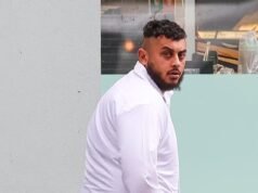 Homem acusado de estupro coletivo e prisão de uma menina de 14 anos em liberdade sob fiança: cenas selvagens se desenrolam fora do tribunal enquanto seu pai liga a correspondência