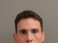 Motorista da Tesla que matou a amada avó depois de entrar em casa em alta velocidade e culpa o ‘piloto automático’ do carro acusado de assassinato