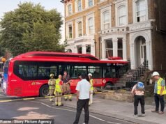 O ônibus bateu na janela da frente de uma casa em Notting Hill após colidir com mobiliário urbano e dois carros