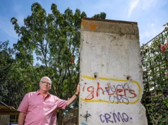 Batalha de vizinhos pelo Muro de Berlim: Conselho enfrenta investigação depois que promotor imobiliário ergueu parte da famosa estrutura de concreto em seu jardim sem permissão