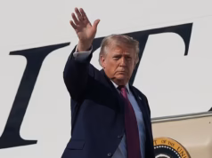 Taylor, pegue nossa cerveja! Trump desce o Monte Rushmore para iniciar as celebrações do America 250 com a noiva Bettina e Don Jr. e a filha Tiffany