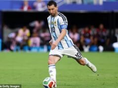 Torcedores furiosos afirmam que Cabo Verde foi ‘roubado’ contra a Argentina ao sofrer uma derrota por 3-2… enquanto Gianni Infantino envia mensagem de parabéns a Lionel Messi e companhia