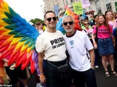 Sadiq Khan se junta a 35 mil pessoas na Parada do Orgulho LGBT de Londres enquanto ativistas dizem que “os direitos estão sendo tirados das pessoas trans”