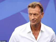 O técnico da Copa do Mundo, Hervé Renard, renunciou apenas 18 dias depois de ser nomeado no meio do torneio, após uma campanha desastrosa